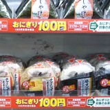 コンビニ「棚の後ろから取ると古いものが売れ残って赤字。完全にマナー違反だわ。」