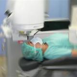 メガネブームやコンタクトレンズの性能が良くなったから？　レーシック手術、全盛期約４５万件が今や5万件