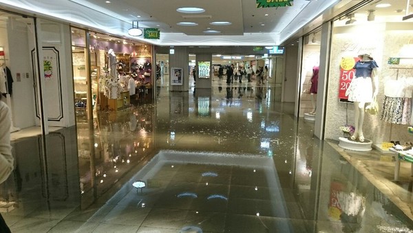 新宿駅で謎の黒水が大量発生！大地震の前兆か：コメント1