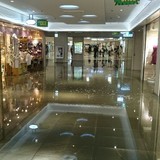 新宿駅で謎の黒水が大量発生！大地震の前兆か