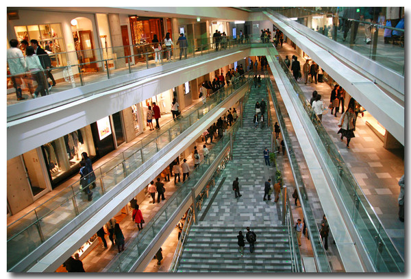 客でにぎわう表参道ヒルズで男性が転落死 自殺か:コメント1