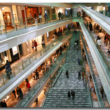 客でにぎわう表参道ヒルズで男性が転落死　自殺か