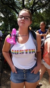 チンコを握り締めながら銃規制を訴える女性：コメント1