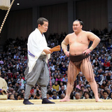  「お手本になる人がね」白鵬の態度に勝負審判も首ひねる