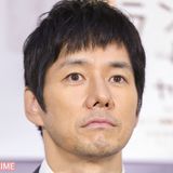 西島秀俊、公園で家族サービス！「3歩下がって」歩く妻はやっぱり元“プロ彼女”
