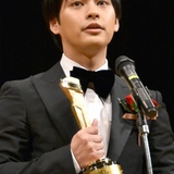 柳楽優弥「12年間悩んだ」 主演男優賞受賞で熱いスピーチ
