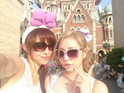 日曜朝のヒロインが地元沖縄でスレンダー水着姿披露：コメント18