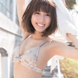 日曜朝のヒロインが地元沖縄でスレンダー水着姿披露