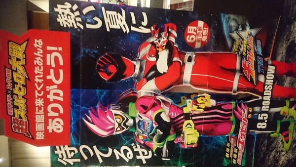 日曜朝のヒロインが地元沖縄でスレンダー水着姿披露：コメント25