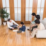  「孫疲れ」、高齢者は気をつけて…お盆で帰省も世話に疲れるうえ感染症が迫る