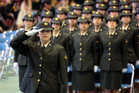 陸自隊舎で出産、新生児を遺棄 滋賀、女性自衛官を逮捕:コメント1