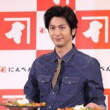 魚に穴をあけハーブ挿し込む「MOCO'Sキッチン」の斬新な盛り付けに反響