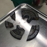 男性器がバーベルプレートの穴から抜けなくなり、消防隊が３時間かけて外す