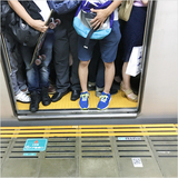 「くしゃみを受けた手を揉んで平然とつり革に」…電車内の怒髪天シーン！