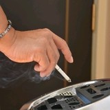 「どこで吸えばいいの」ベランダ喫煙トラブル、解決に限界　受動喫煙でうつ病リスクも