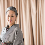 「グレイヘア」は女性の解放 ―染めない勇気が生き方も変える