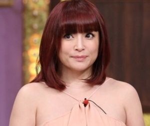 浜崎あゆみ、真剣な表情の写真公開も「めっちゃ幼い」「いつもより更に童顔」と反響：コメント10