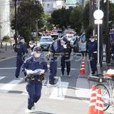 白昼のＪＲ京橋駅近くで刃物男が抵抗、警察官発砲　