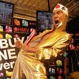 エガちゃん、北朝鮮「美女応援団」近くに？ 「五輪会場」動画が注目集める