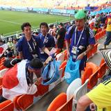 各国で日本人サポーターのゴミ拾いに賛否「現地の仕事を奪う」VS「見習うべき」