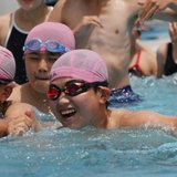 学校プール全廃の自治体も。スイミングスクールや市民プールでの授業が広まる