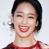 剛力彩芽、彼氏の “職場” に現る！ZOZOスーツの記者会見でオーラ消しきれず