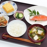 学校給食や食育の場面で奨励されてきた「三角食べ」絶滅の危機に