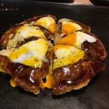 東京人のお好み焼きのカットの仕方がピザwww