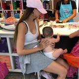 「オムツ一丁で連れ歩くのは…」吉川ひなの、息子が裸でも