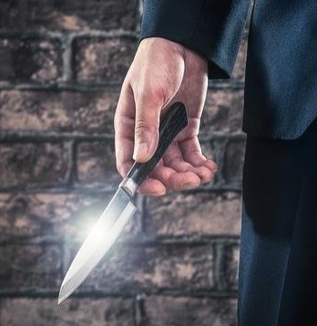 ナイフ所持疑いで警官を逮捕 未明の空き地で、銃刀法違反　巡査の井上拓也　鹿児島：コメント1