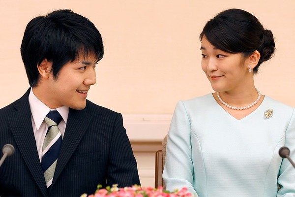 佳子さまのティアラ、眞子さまの航空運賃など皇室の財布事情：コメント9