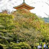 修学旅行の見送りに来た親たち　投稿者が「ドン引きした」と語る光景に賛否