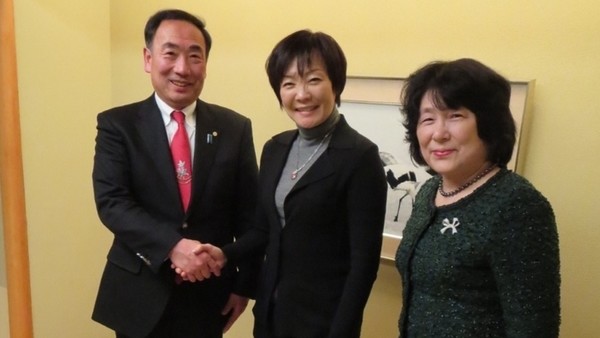 昭恵夫人「天皇陛下・即位の儀式」でドレスコード違反の声:コメント2