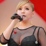 浜崎あゆみ、谷間露わなインスタ掲載し「何見てんの」４万に迫る「いいね！」