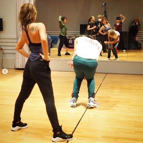 浜崎あゆみ、谷間露わなインスタ掲載し「何見てんの」４万に迫る「いいね！」：コメント33