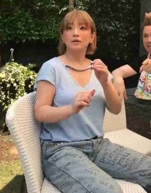 浜崎あゆみ、谷間露わなインスタ掲載し「何見てんの」４万に迫る「いいね！」：コメント31