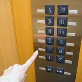 「許せる」か「許せない」か？　閉まりかけのエレベーターへの駆け込み乗車