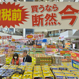 消費税10％で家計の負担増は年間4.4万円、景気悪化の懸念も