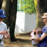 渡部建＆佐々木希　別居報道への反論か？親子3人で公園へ