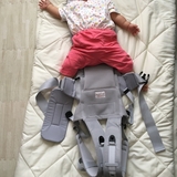 赤ちゃんに気を付けて！　抱っこ紐のバックルを外す中年女性の目撃談が多発　地面に落ちたら命の危険も