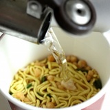 「カップ麺は贅沢品」「弁当作れ」――世帯年収400～600万円の「昼食はカップ麺」になぜか厳しい声