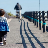 迷子で泣く女児、助けるのはリスク？　虐待問題との共通点「面倒ごと避ける大人増えた」