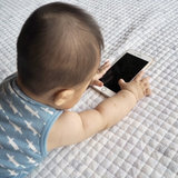 「スマホ育児を否定されてショック」という母親に反響　「理想は、見せない」