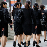 就活の謎マナー「全員同じようなスーツ、女子はヒール靴」がなくならないワケ