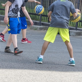 コロナ休校で「道路族」が横行？　家の前でボール遊び、奇声に「うるさすぎる！」悲鳴も