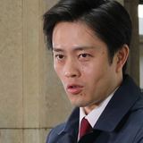 吉村知事が蒼白で謝罪…頼れるリーダー支える元CA妻の手腕