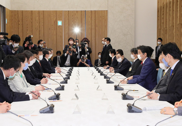 緊急事態宣言"来月6日全面解除は困難"政府内の意見強まる:コメント7