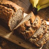 外出自粛で流行中　なぜみんなバナナケーキを焼き始めたのか