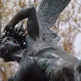 我が子に「悪魔」と名付けた夫妻、役所で説得されるも強行