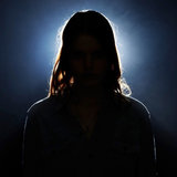 沖縄出身の人気歌手Xに薬物疑惑が浮上！米軍関係者の彼氏から違法薬物を入手か？